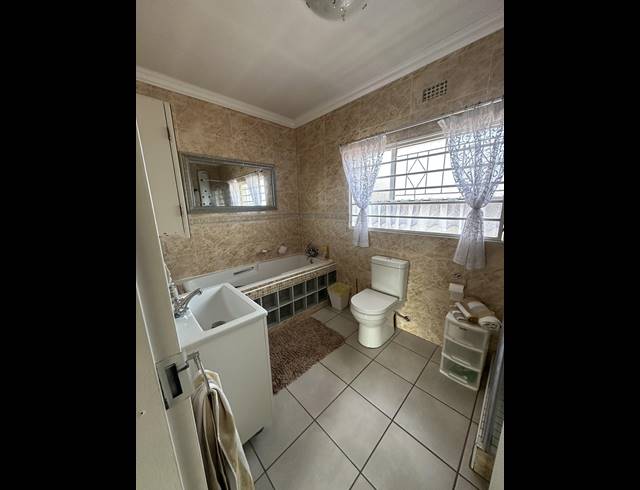 6 BEDROOM HOUSE FOR SALE IN BRACKENHURST